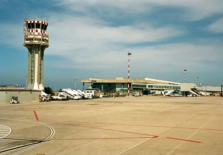 Wieża kontroli lotów i terminal pasażerski na **port lotniczy Palermo**. Samoloty czekają na pasażerów.