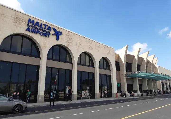 Elegancki budynek portu lotniczego Malta z łukowymi oknami i nowoczesnymi elementami architektonicznymi.