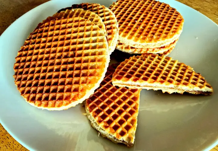 Stos słodkich stroopwafel, idealnych jako pamiątka, co można przywieźć z Holandii.