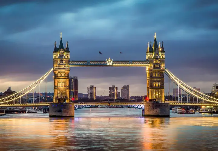 Tower Bridge w Londynie nocą, idealne miejsce, by zastanowić się, gdzie najlepiej nocować w Londynie.