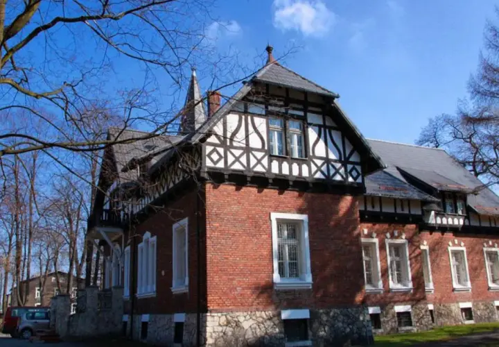 Dworek w Zawierciu, z charakterystyczną ceglaną fasadą i szachulcem, to ciekawe miejsce, co zobaczyć w Zawierciu.