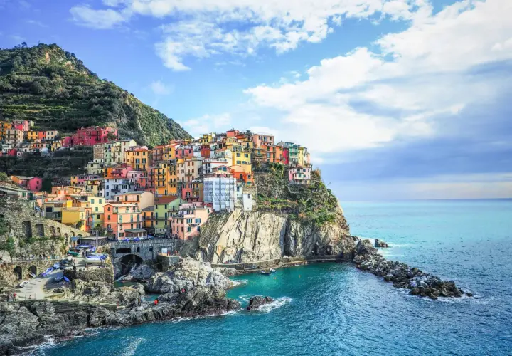 Kolorowe domy Cinque Terre, prowincja La Spezia, Włochy, wznoszą się na klifie nad turkusowym morzem.