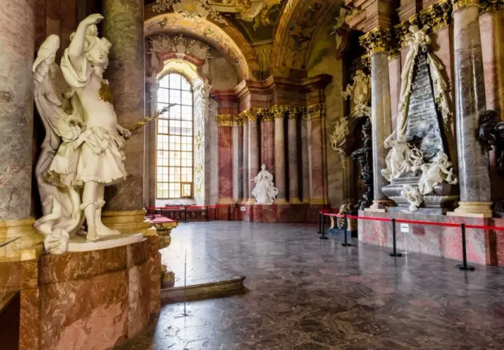 Wnętrze opactwa pocysterskiego w Krzeszowie. Marmurowe kolumny, rzeźby aniołów i monumentalne nagrobki tworzą barokowy splendor.
