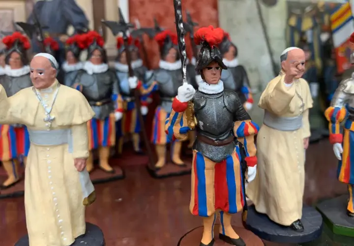 Figurki papieża i Gwardii Szwajcarskiej. Idealne pamiątki, jeśli zastanawiasz się, co kupić w Watykanie.
