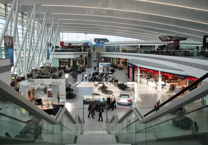 Nowoczesny terminal lotnisko Budapeszt im. Ferenca Liszta z licznymi sklepami i pasażerami.