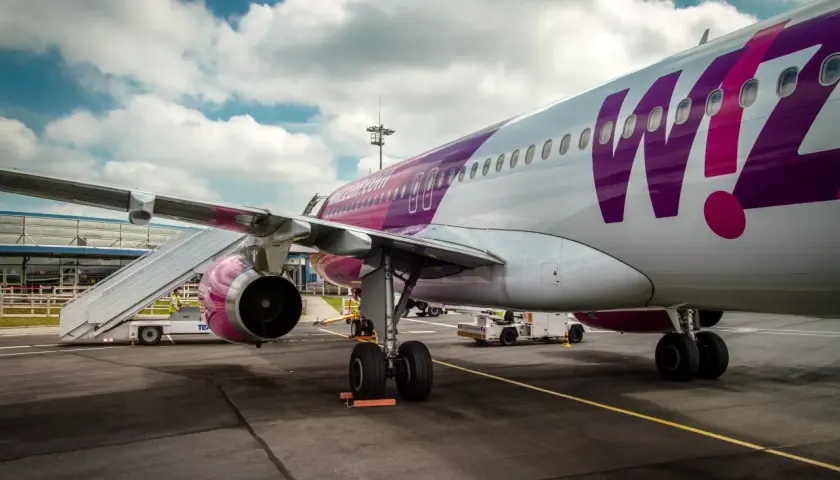 Samolot Wizz Air z fioletowym logo czeka na pasażerów na lotnisku Paryż Beauvais.