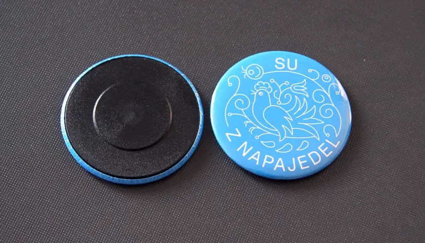 Dwa magnesy, jeden z ptaszkiem i napisem "SU Z NAPAJEDEL", drugi z czarnym spodem. Czy magnesy można mieć w bagażu podręcznym?