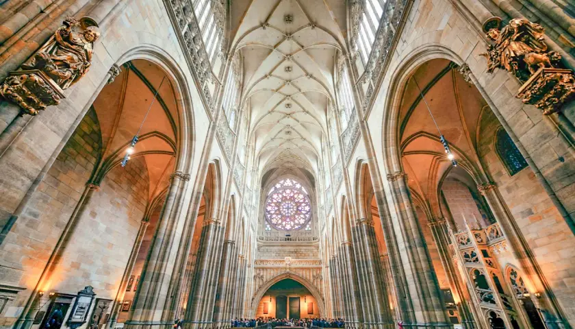 Wnętrze katedry św. Wita zachwyca gotycką architekturą, strzelistymi łukami i witrażem róży.