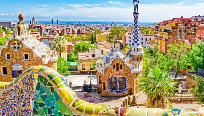 Kolorowe mozaiki Parku Güell w Barcelonie, idealne miejsce na spacer przed wyborem, gdzie najlepiej nocować w Barcelonie.