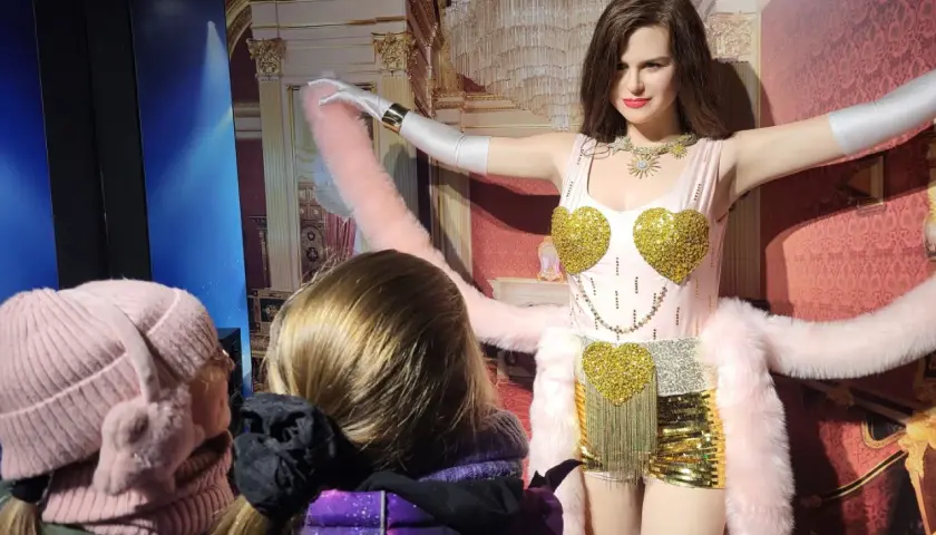 Dzieci podziwiają figurę woskową w Muzeum Figur Woskowych Kołobrzeg.