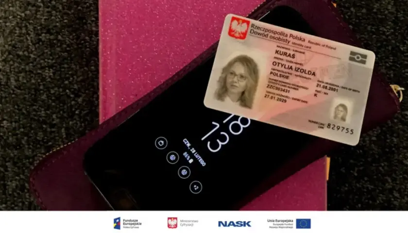 Dowód osobisty Otylii Kuras leży na telefonie. Czy do zameldowania w hotelu potrzebny jest dowód osobisty? Tak, zazwyczaj jest wymagany.