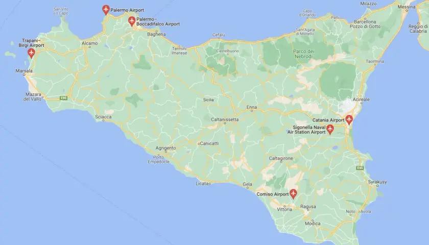 Mapa Sycylii z zaznaczonymi lotniskami: Palermo, Trapani-Birgi, Catania, Comiso i Sigonella.