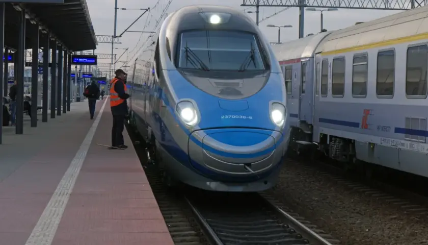 Pendolino na peronie, gotowe do podróży. Zastanawiasz się, jak długo jedzie pendolino z Krakowa do Warszawy?