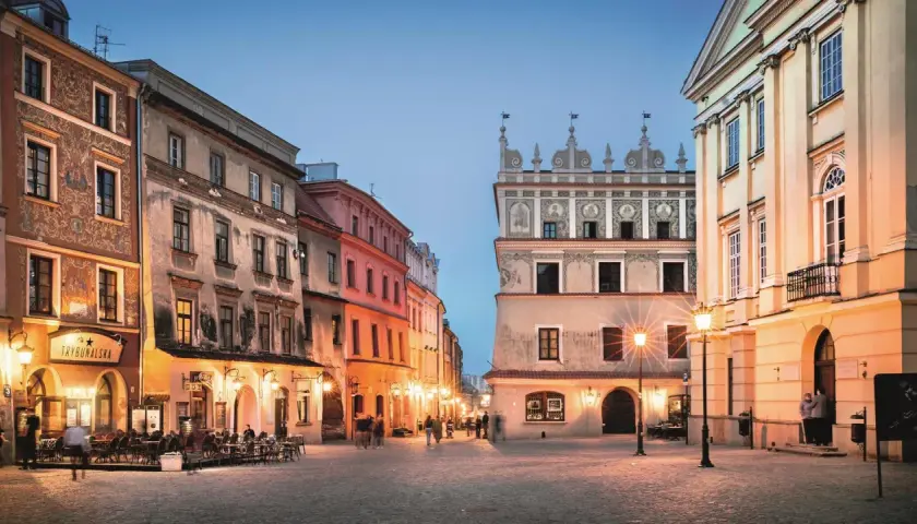 Wieczorny Rynek w Lublinie zachwyca. Warto zobaczyć zabytkowe kamienice i poczuć atmosferę miasta. Idealne miejsce, by zacząć zwiedzanie Lublina.