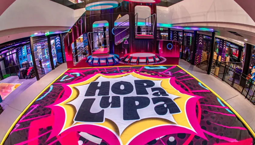 Kolorowy plac zabaw "Hop-Lupa" w Łodzi to świetne atrakcje dla dzieci. Neonowe światła i nowoczesny design zachęcają do zabawy.