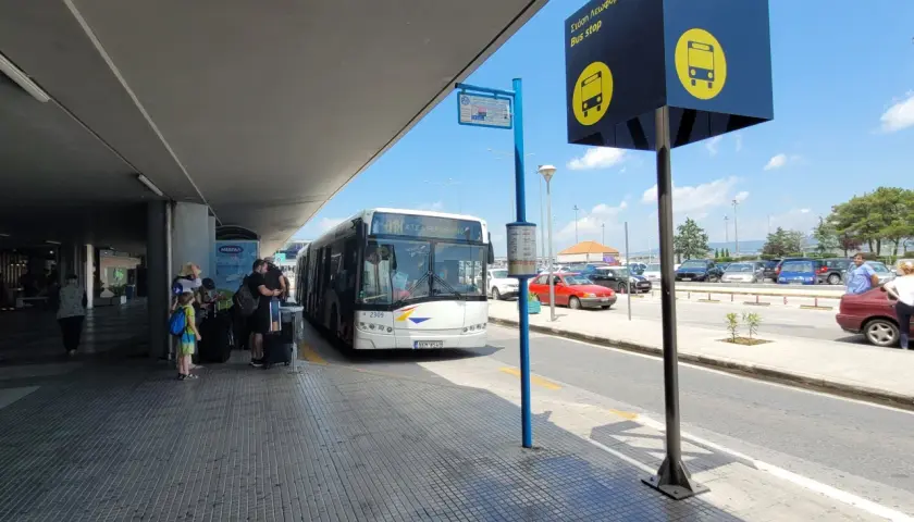 Autobus na przystanku przy porcie lotniczym Saloniki Macedonia.
