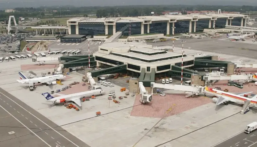 Port lotniczy Mediolan Malpensa tętni życiem. Samoloty Air France i SAS czekają na pasażerów, a nowoczesne terminale obsługują ruch.