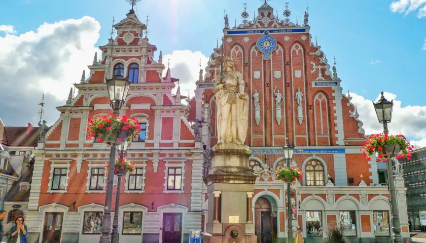 Ryga co zobaczyć: Dom Bractwa Czarnogłowych i pomnik Rolanda na Rynku Starego Miasta.