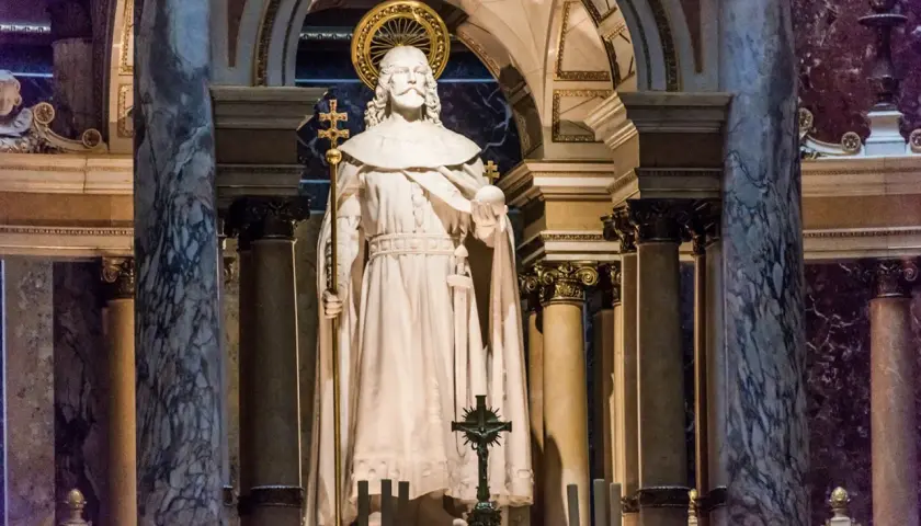Kamienna postać króla z berłem i jabłkiem, ozdobiona złotym nimbem, stoi w monumentalnym wnętrzu bazyliki św. Stefana w Budapeszcie.