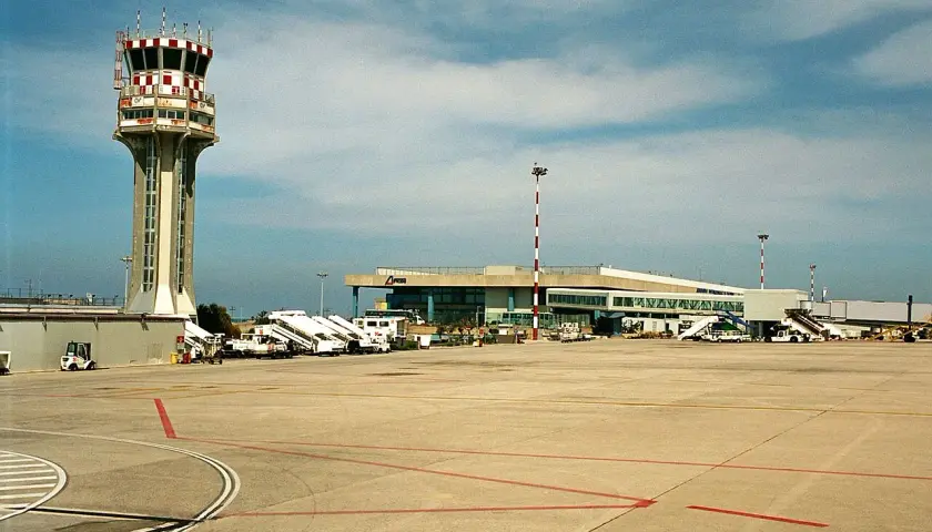 Wieża kontroli lotów i terminal pasażerski na **port lotniczy Palermo**. Samoloty czekają na pasażerów.