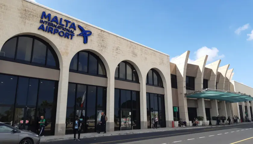 Elegancki budynek portu lotniczego Malta z łukowymi oknami i nowoczesnymi elementami architektonicznymi.