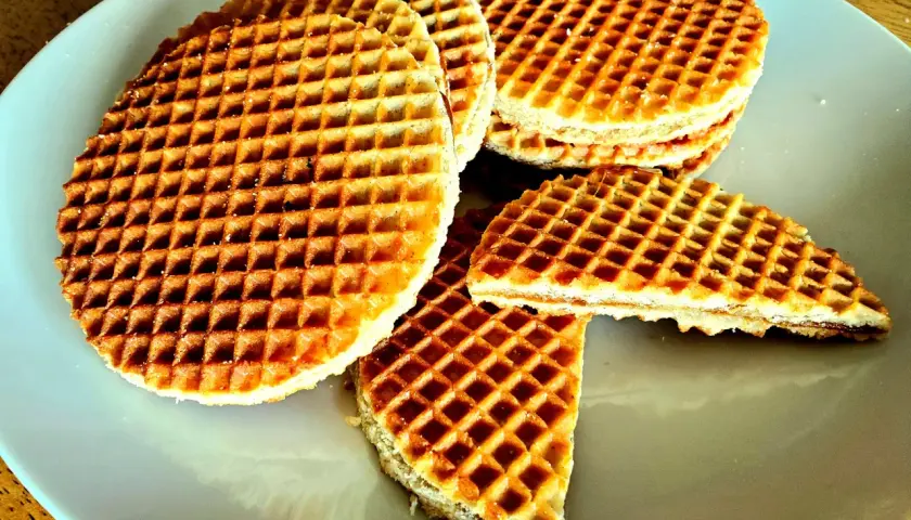 Stos słodkich stroopwafel, idealnych jako pamiątka, co można przywieźć z Holandii.