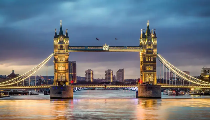 Tower Bridge w Londynie nocą, idealne miejsce, by zastanowić się, gdzie najlepiej nocować w Londynie.