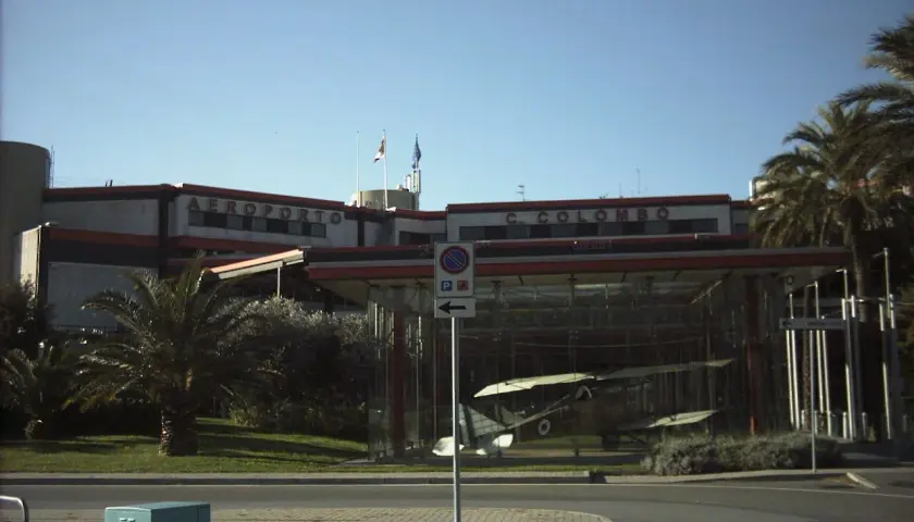 Port lotniczy Genua C. Colombo. W szklanej gablocie stoi zabytkowy samolot.