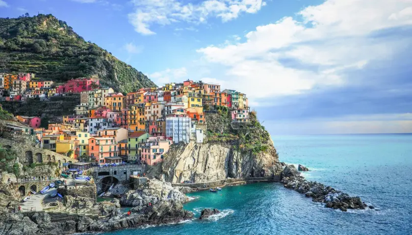 Kolorowe domy Cinque Terre, prowincja La Spezia, Włochy, wznoszą się na klifie nad turkusowym morzem.