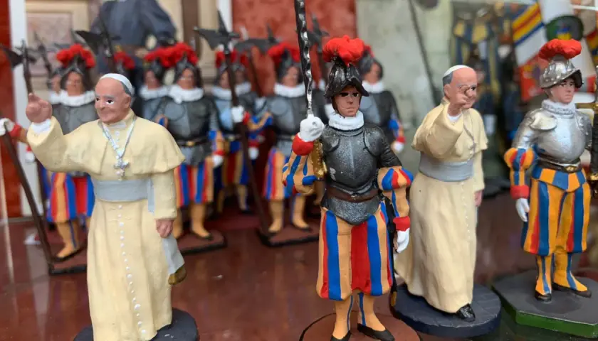 Figurki papieża i Gwardii Szwajcarskiej. Idealne pamiątki, jeśli zastanawiasz się, co kupić w Watykanie.
