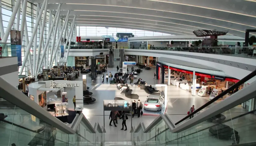 Nowoczesny terminal lotnisko Budapeszt im. Ferenca Liszta z licznymi sklepami i pasażerami.