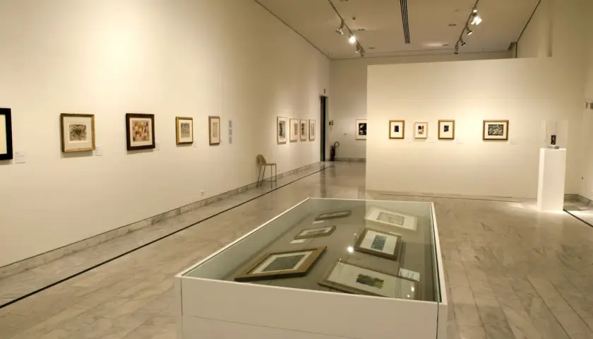 Wystawa w muzeum Picassa w Barcelonie. Obrazy na ścianach i w gablotach, marmurowa posadzka.