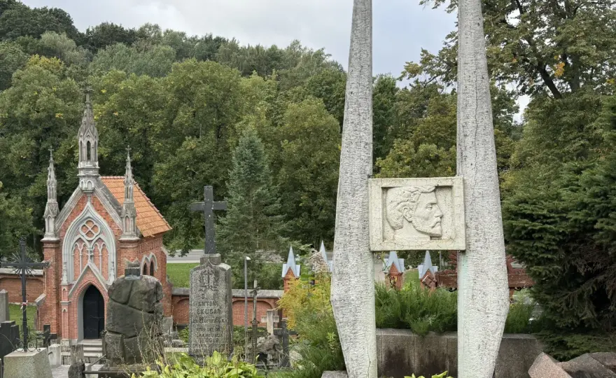 Cmentarz na Rossie: Panteon Narodowy i Przewodnik po Historii