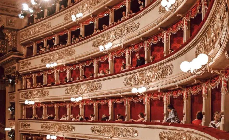 La Scala Mediolan: przewodnik po operze, biletach i zwiedzaniu