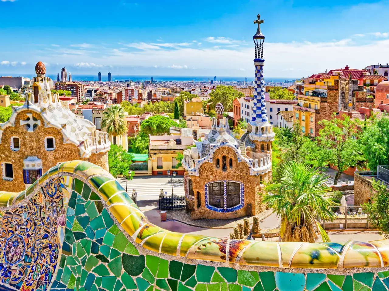 Kolorowe mozaiki Parku Güell w Barcelonie, idealne miejsce na spacer przed wyborem, gdzie najlepiej nocować w Barcelonie.