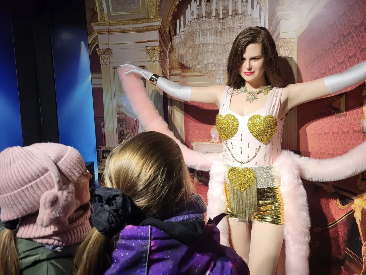 Dzieci podziwiają figurę woskową w Muzeum Figur Woskowych Kołobrzeg.