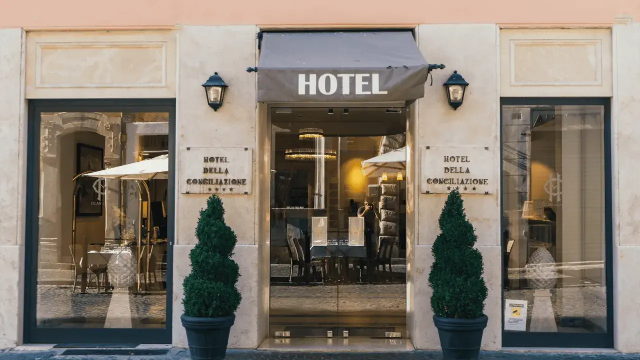 Elegancki hotel "Della Conciliazione" to idealne miejsce, gdzie szukać noclegu. Wnętrze zaprasza do odpoczynku.