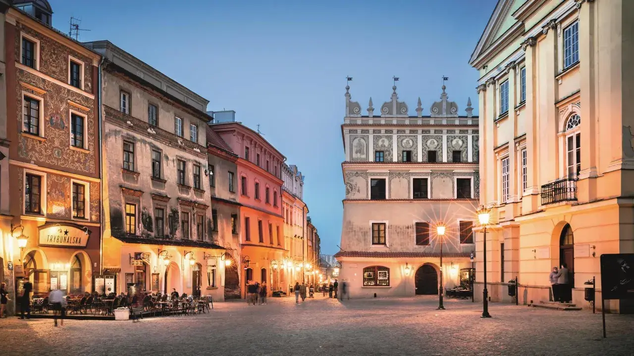 Wieczorny Rynek w Lublinie zachwyca. Warto zobaczyć zabytkowe kamienice i poczuć atmosferę miasta. Idealne miejsce, by zacząć zwiedzanie Lublina.