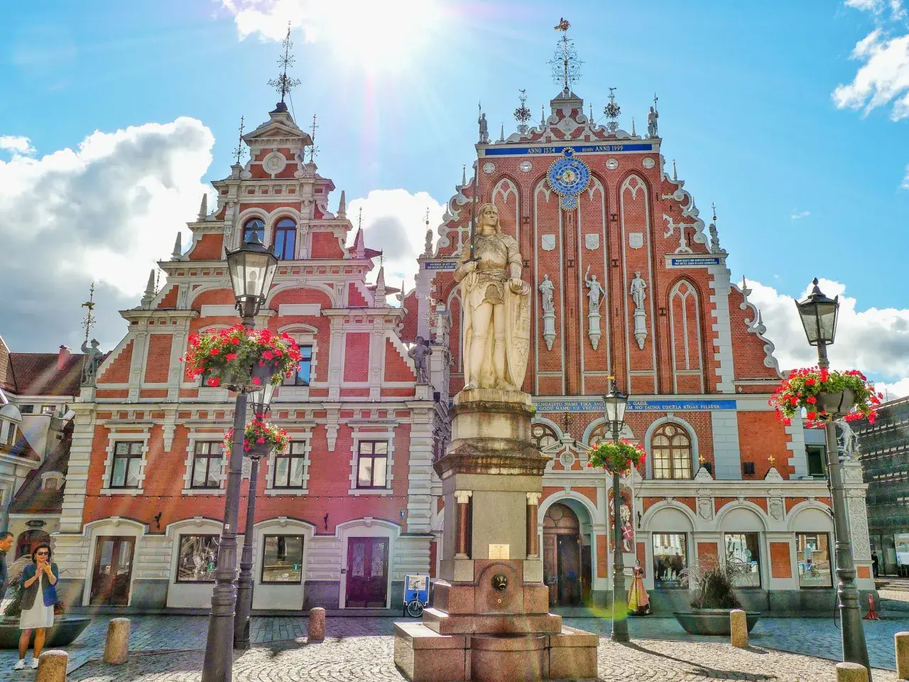 Ryga co zobaczyć: Dom Bractwa Czarnogłowych i pomnik Rolanda na Rynku Starego Miasta.