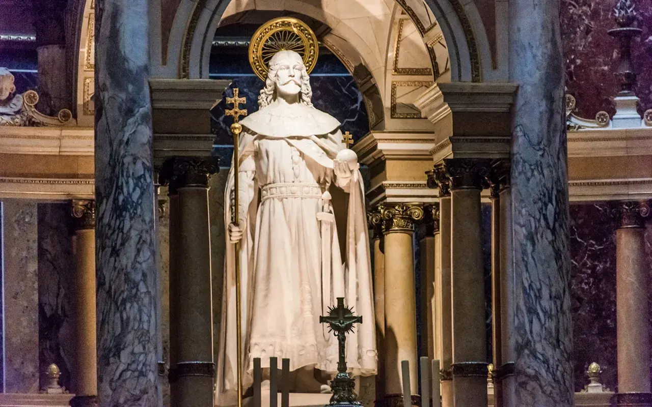 Kamienna postać króla z berłem i jabłkiem, ozdobiona złotym nimbem, stoi w monumentalnym wnętrzu bazyliki św. Stefana w Budapeszcie.