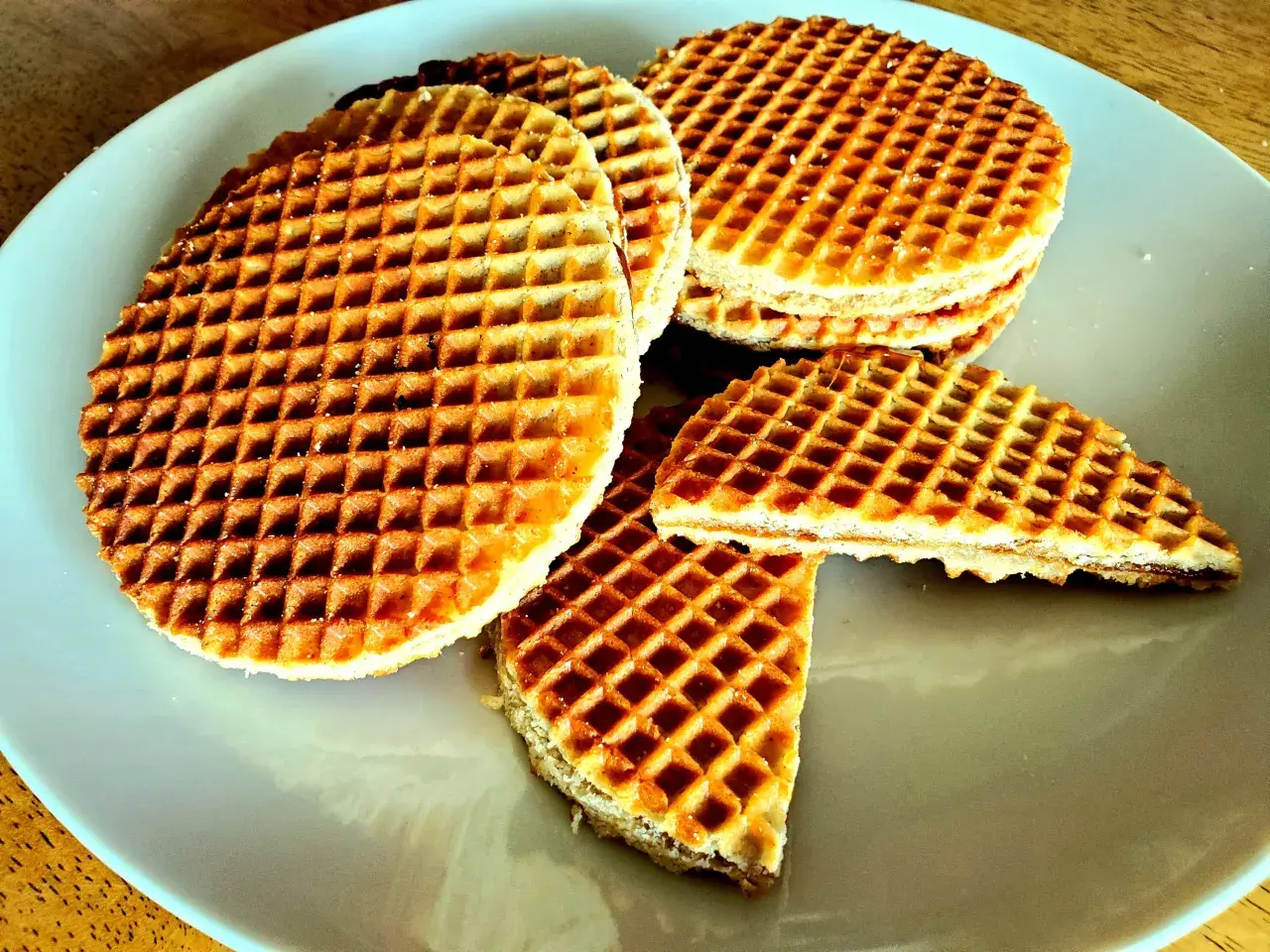 Stos słodkich stroopwafel, idealnych jako pamiątka, co można przywieźć z Holandii.