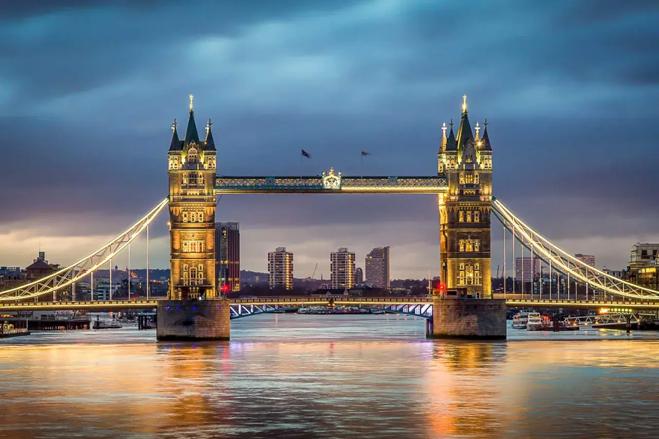 Tower Bridge w Londynie nocą, idealne miejsce, by zastanowić się, gdzie najlepiej nocować w Londynie.