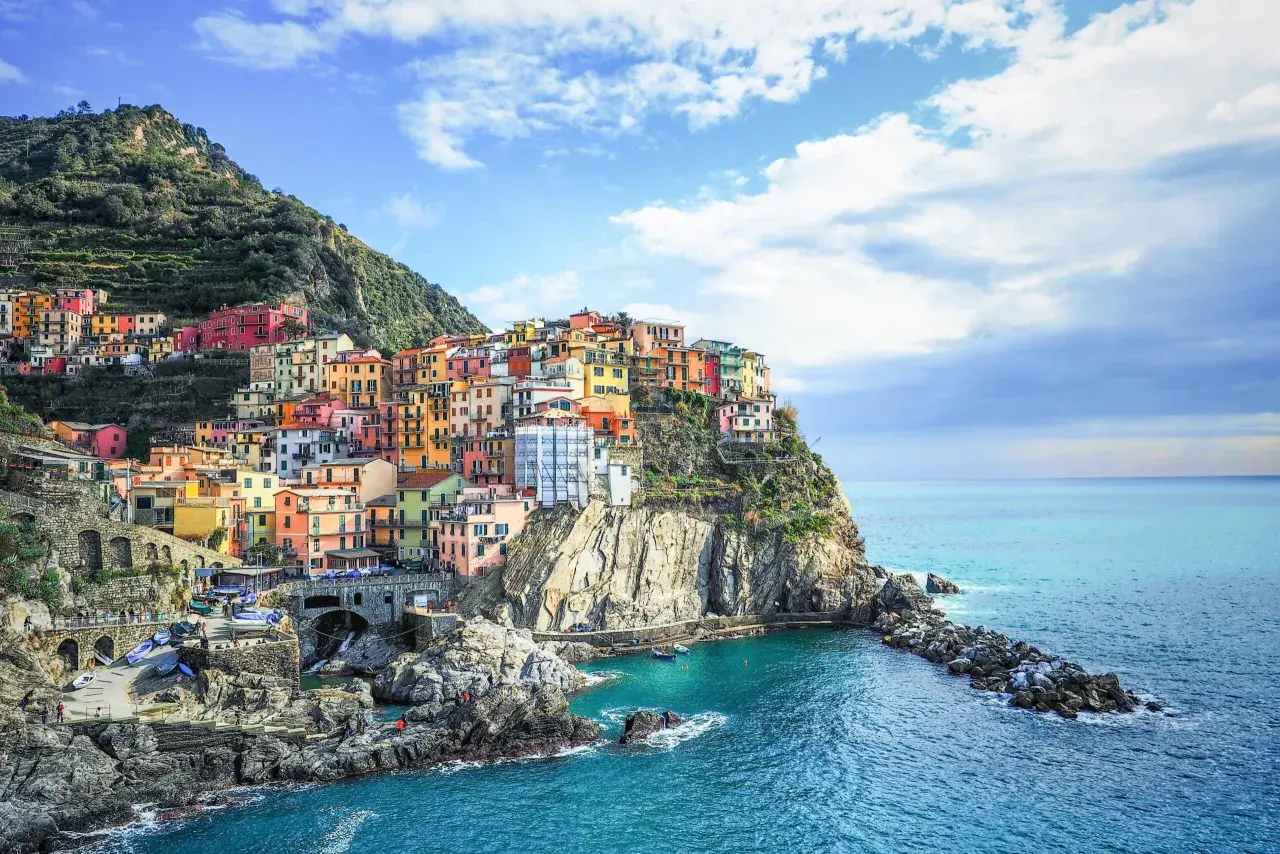 Kolorowe domy Cinque Terre, prowincja La Spezia, Włochy, wznoszą się na klifie nad turkusowym morzem.