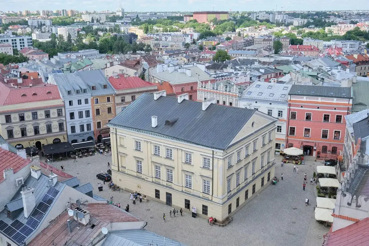 Lublin: Rynek z kamienicami i żółtym budynkiem to świetne miejsce, by zacząć zwiedzanie. Warto zobaczyć też inne zabytki.