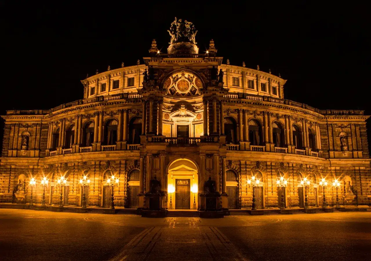 Złota Semperoper w Dreźnie nocą. Warto zobaczyć to arcydzieło architektury, gdy jest oświetlone.