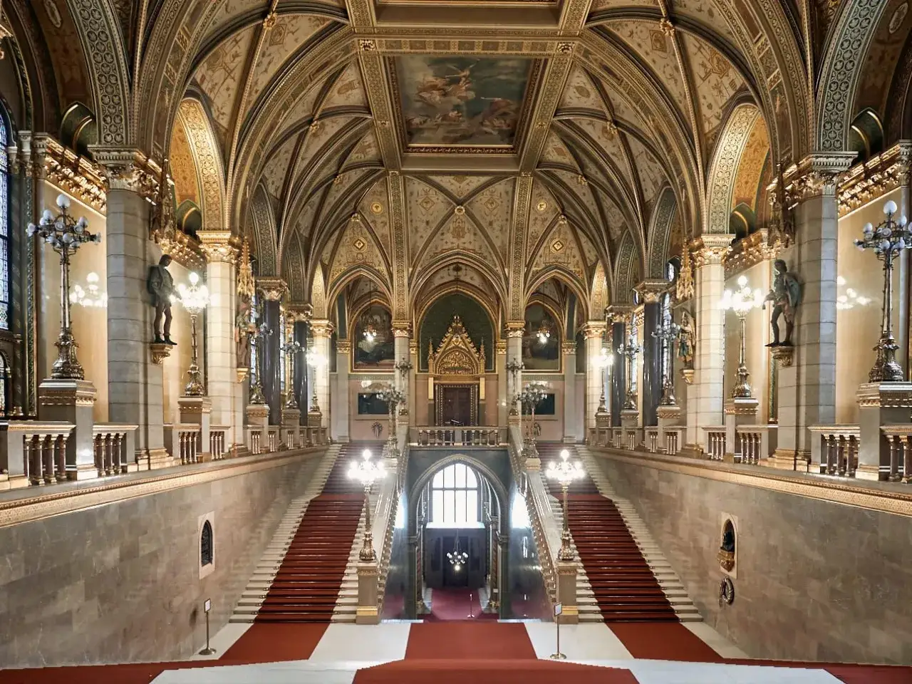 Wspaniałe wnętrze Zamek Królewski w Budapeszcie. Monumentalne schody z czerwonym dywanem prowadzą do tronu.