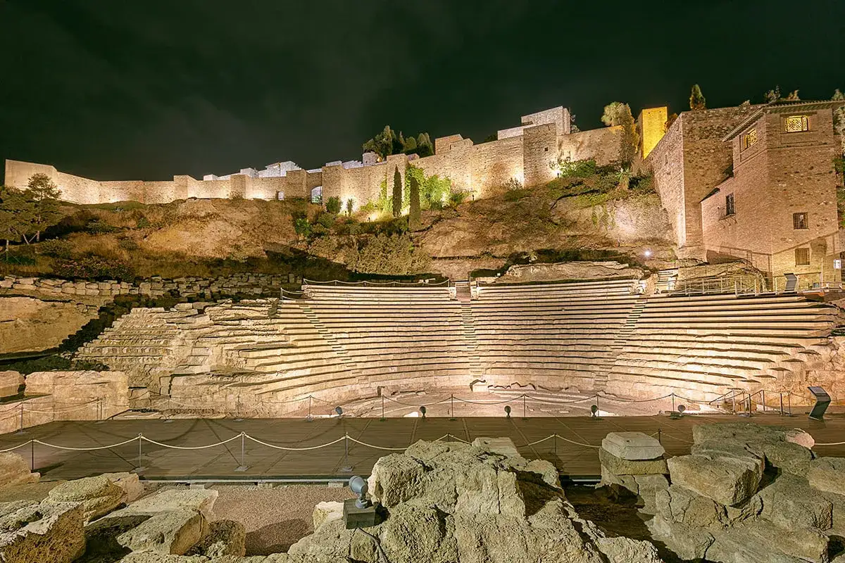 Starożytny teatr i Alcazaba w Maladze nocą. Niezwykłe miejsce, które warto zobaczyć, by poczuć ducha historii.