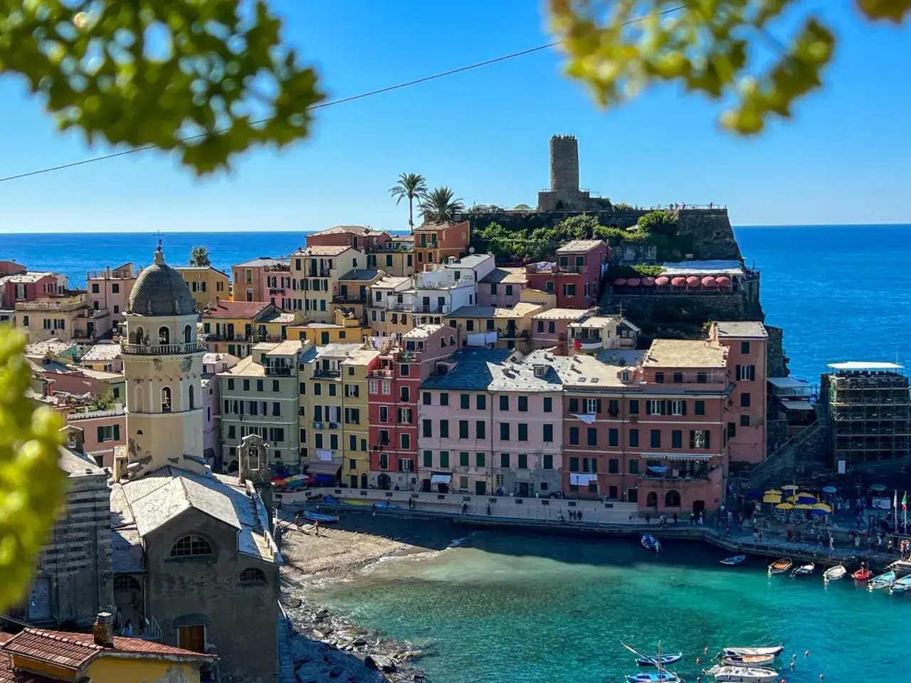 Kolorowe domy Vernazzy, perły Cinque Terre w prowincji La Spezia we Włoszech, wznoszą się nad turkusowym morzem.