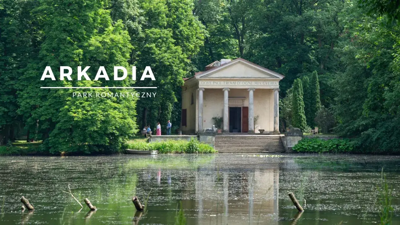 Park romantyczny w Arkadii. Klasycystyczna świątynia z kolumnami nad spokojną wodą, otoczona bujną zielenią.