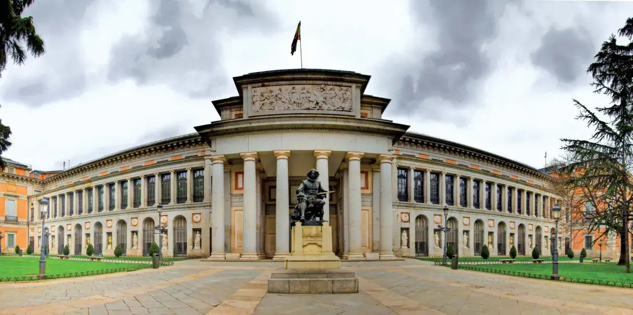 Przed imponującym muzeum w Madrycie stoi pomnik artysty.